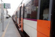 Imatge del tren de la línia R16 aturat a l'estació de Cambrils.