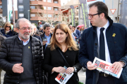 La coordinadora general del PDeCAT, Marta Pascal, entre el president de la Diputació de Lleida, Joan Reñé (esquerra), i l'alcalde de Mollerussa, Marc Solsona, passejant per la 146a Fira de Sant Josep