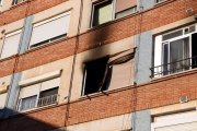 Primer pla de la finestra del pis afectat per l'incendi a Reus, aquest 29 de gener de 2018.