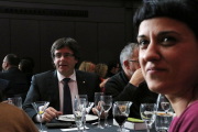 El president de la Generalitat, Carles Puigdemont, amb la diputada de la CUP Anna Gabriel.