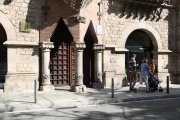 L'entrada de la seu del Diplocat tancada mentre la Guàrdia Civil fa un registre al seu interior.