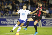 Atienza intenta aturar una jugada de Longo en el duel de la primera volta.