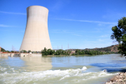 Vista general del tram de l'Ebre amb la rampa per a peixos i la nuclear d'Ascó.