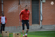 Xavi Molina, durant l'entrenament d'ahir a les instal·lacions del Nàstic. El canongí podria tornar a jugar de migcampista.