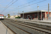 Molts estudiants del municipi fan ús del tren per tal de traslladar-se fins al centre universitari.