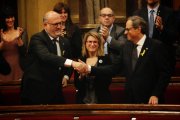 Eduard Pujol saludant a Quim Torra davant d'Elsa Artadi.