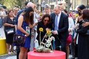 Familiars de les víctimes dels atemptats del 17-A fent l'ofrena floral al mosaic de Joan Miró de la Rambla de Barcelona.