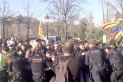 Manifestants empenyent el cordó policial d'accés al recinte del PArlament.