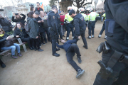 Els manifestants han aconseguit arribar fins a les portes del Parlament.