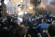 Imatge dels aldarulls entre policia i manifestants al Parc de la Ciutadella.