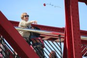 Pla mig d'una dona llençant un clavell al riu des del Pont Roig de Tortosa en l'homenatge a les víctimes de la Guerra Civil.