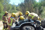 Els Bombers han hagut de treure al conductor que ha quedat atrapat dintre del vehicle.