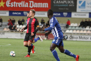 Jesús Olmo, durant una acció del CF Reus-Lorca disputat a l'Estadi Municipal de Reus aquesta temporada.