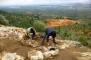 Arqueòlegs treballant al jaciment