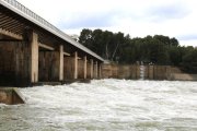 Pla general de les comportes desembassant l'aigua de l'Ebre al pantà de Flix.