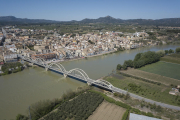 Vista aèria de camps inundats amb el nucli urbà de Móra d'Ebre, al fons. Imatge del 17 d'abril de 2018