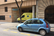 Imatge d'una ambulància a l'Hospital de Santa Tecla de Tarragona.