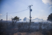 L'incendi originat als terrenys de l'avinguda de Bellissens ha revifat a la tarda.