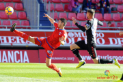 Xavi Molina intenta robar-li l'esfèrica a un jugador del Numancia durant el partit disputat a la primera volta.