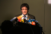 Carles Puigdemont davant de diversos micròfons durant una roda de premsa a Berlín amb el president de la Generalitat Quim Torra el 15 de maig del 2018.