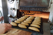 Primer pla d'una llanda de pastissets de cabell d'àngel del Forn de pa Benaiges de Rasquera.