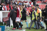 César Arzo abandona la gespa del Nou Estadi després de la derrota contra l'Osasuna.