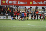 Els futbolistes roig-i-negres celebren una victòria amb la seva afició a l'Estadi Municipal.