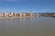 Pla del riu Ebre al seu pas per Tortosa vist des del Pont Roig. Imatge del 15 d'abril de 2018