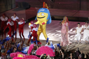 Pla general de la mascota dels Jocs del Mediterrani Tarragona 2018 ballant a l'espectacle final de la cerimònia inaugural amb la cantant Lucrecia.