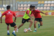 Vítor Silva intenta sortejar dos companys en un partit d'entrenament a l'Estadi Municipal.