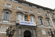 Pancarta instal·lada a la façana del Palau de la Generalitat.