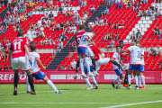 Mejías salta per intentar impactar amb el cap a l'esfèrica durant el partit contra el Majadahonda.