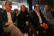 Adriana Lastra i Miquel Iceta, al centre, asseguts a la primera fila de l'acte de presentació del candidat per Tortosa, Enric Roig.