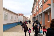 Els mòduls prefabricats i dels alumnes de l'escola Mestral de l'Hospitalet de l'Infant.