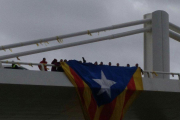 Pla general de l'estelada gegant que s'ha penjat al pont Lo Passador, que uneix Deltebre i Sant Jaume dels Domenys.