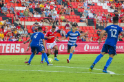 Pol Ballesteros, envoltat de rivals durant el Nàstic-Llagostera