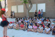 Diversos infants al casal del CEIP el Serrallo amb la regidora Carla Aguilar al fons.