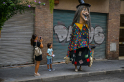 La Bruixa del Port, ahir al matí, va presidir els darrers actes de les festes del barri.