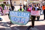 Pla general de manifestants portant cartells reivindicatius sobre les pensions a la sortida de la marxa pel centre d'Amposta. Imatge del 30 d'abril de 2018