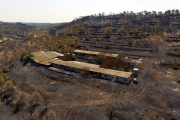 Imatge aèria captada amb dron de l'incendi de la Ribera d'Ebre a la zona situada entre la Palma d'Ebre i Flix on es pot veure una granja afectada pel foc.