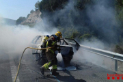 Un bomber treballant en l'extinció de l'incendi.