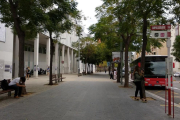 Un autobús aturat davant el Campus Catalunya.