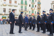 L'alcalde passa revista al cos policial, en una imatge d'arxiu.