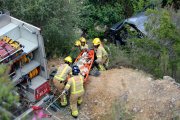 Els Bombers retirant el cos del conductor del cotxe accidentat a la C-12.