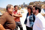 El vicepresident, Pere Aragonès, i la consellera d'Agricultura, Teresa Jordà, conversant amb el propietari de la granja de la Torre de l'Espanyol.