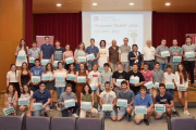 Fotografía de familia de los participantes en el programa Talent Jove.