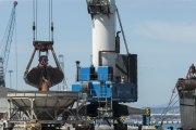 Pla tancat de maquinària descarregant gra al Port de Tarragona.