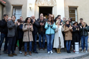 Diputats d'ERC, Junts per Cat i la CUP, i els consellers Artadi, Borràs i Calvet, a les escales dels Caputxins de Sarrià.