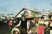 Laura Garcia, con la familia, en el Festival Oktoberfest de Múnic.