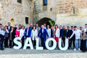 Foto de família de les persones que formen la llista Sumem per Salou per al 26-M.